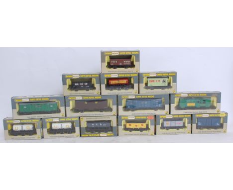 WRENN RAILWAYS: A collection of 10x original vintage Wrenn railway trainset 00 gauge freight wagons (4x being larger). 14 in 