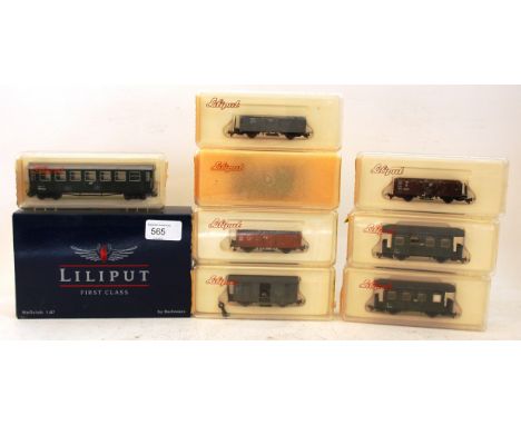 BACHMANN; A vintage Lilliput Bachmann 1:87 Hoe 009 Gauge locomotive in original box, along with 8x freight wagons / carriages