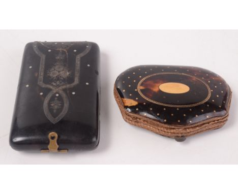 A pique d'or mounted purse and a pique d'argent snuff box. 