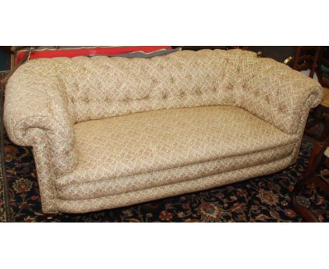 A buttoned Chesterfield sofa.   Condition report:  193cm long, 94cm deep. Good condition, some fabric worn on arms. No outsta