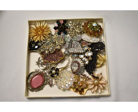 A small quantity of decorative costume jewellery brooches of different forms, to include floral, leaf, and bow tie shaped bro