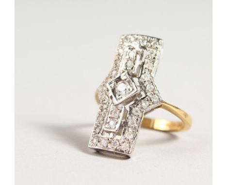 AN 18CT GOLD AND DIAMOND SET ART DECO STYLE RING.