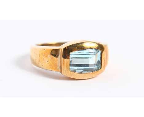 A 9CT GOLD AQUAMARINE RING.