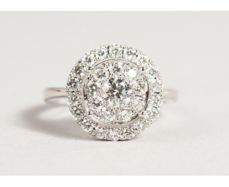 A VERY GOOD 18CT GOLD DIAMOND ROUND DRESS RING.