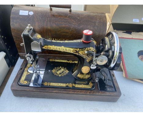 VINTAGE SINGER SEWING MACHINE IN CARRY CASE 