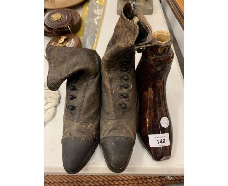 A PAIR OF VICTORIAN BUTTON FASTENING LEATHER BOOTS 