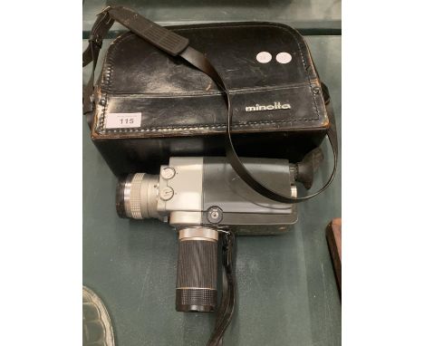 A VINTAGE MINOLTA CINE CAMERA TO INCLUDE A LEATHER CARRY CASE 