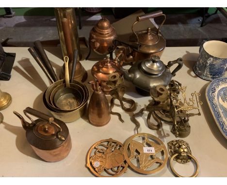 A COLLECTION OF BRASS AND COPPER TO INCLUDE PANS, TRIVETS, KNOCKER, KETTLES ETC 