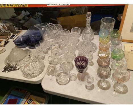A LARGE QUANTITY OF GLASSWARE TO INCLUDE COLOURED GLASSES, VINTAGE LIGHT SHADE, BOWL, DISHES ETC 