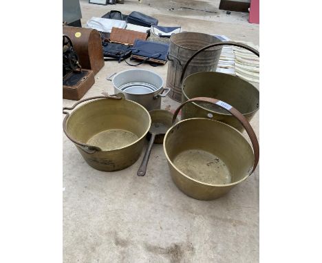 A COLLECTION OF VINTAGE ITEMS TO INCLUDE JAM PANS, SAUCEPAN AND GALVANISED BUCKET ETC 