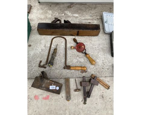 AN ASSORTMENT OF HAND TOOLS TO INCLUDE VINTAGE WOOD PLANES, MANUAL DRILL ETC 