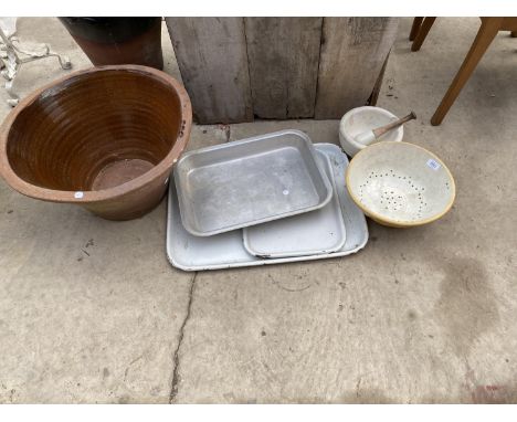 A COLLECTION OF VINTAGE ITEMS TO INCLUDE ENAMEL TRAYS, MIXING BOWL AND LARGE PLANTER ETC 