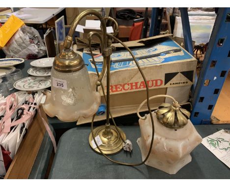 AN ORNATE BRASS TABLE LAMP AND A FURTHER ORNATE LIGHT FITTING 