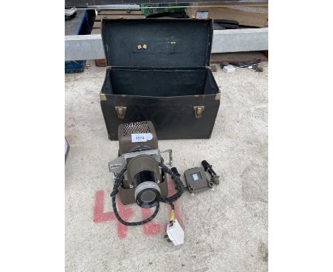 A VINTAGE ALDIS PROJECTOR WITH CARRY CASE 