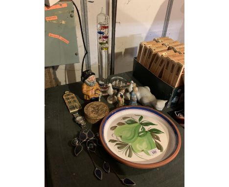 VARIOUS ITEMS TO INCLUDE A FLOATING THERMOMETER, SHIP IN A BOTTLE, CERAMIC CAT, PLATE ETC 