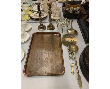 A VINTAGE COPPER CORNERED TRAY AND A SELECTION OF BRASSWARE 