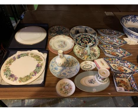 VARIOUS CERAMICS TO INCLUDE TWO BOXED PLATES ANYSLEY, PORTMERION, ROYAL WORCESTER ETC 