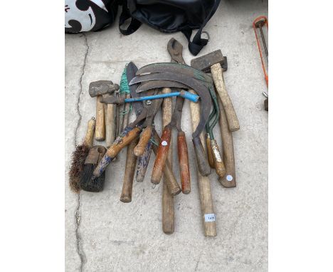 AN ASDSORTYMENT OF GARDEN TOOLS TO INCLUDE SYHTES, EDGING SHEARS AND HAMMERS ETC 