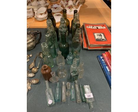 A LARGE QUANTITY OF VINTAGE GLASS BOTTLES TO INCLUDE BEER BOTTLES, MEDICINE BOTTLES ETC 