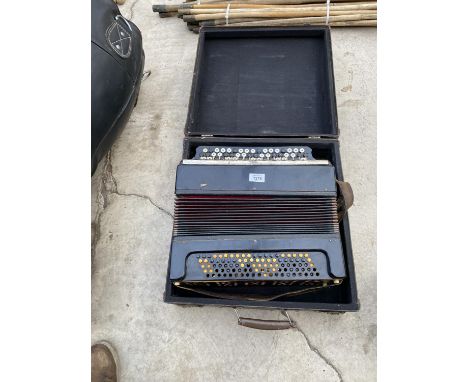 A VINTAGE ACCORDIAN IN A VINTAGE CARRY CASE 