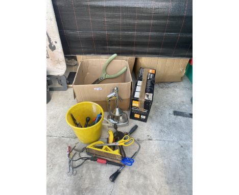 AN ASSORTMENT OF HAND TOOLS TO INCLUDE WOOD PLANE, DRILL, PAINT BRUSHES ETC 