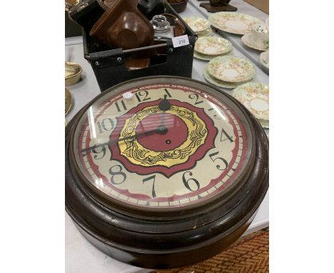 A LARGE VINTAGE CIRCULAR WALL CLOCK WITH DECORATIVE FACE 