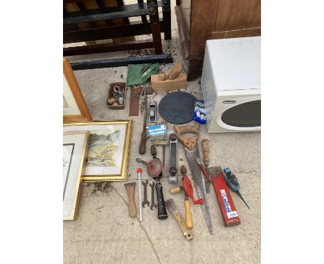 AN ASSORTMENT OF VINTAGE HAND TOOLS TO INCLUDE PLANES, CHISELS, SAWS AND MANUAL DRILLS ETC 