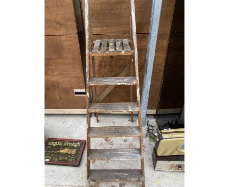 A VINTAGE WOODEN FIVE RUNG STEP LADDER 
