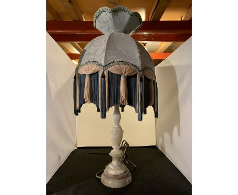 A VERY LARGE GREEN ONYX LAMP WITH A QUALITY ELABORATE SILK SHADE HEIGHT 73CM 