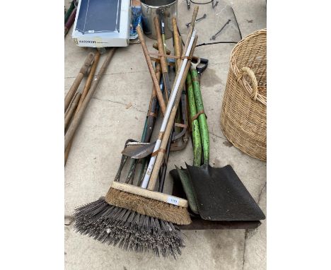 A LARGE QUANTITY OF GARDEN TOOLS TO INCLUDE FOUR SHOVELS, THREE FORKS, EDGING SHEARS AND BRUSHES ETC 