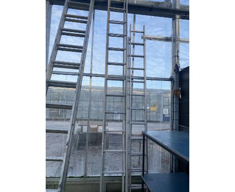 A LARGE EXTENDABLE ALLUMINIUM LADDER (16 RUNGS PER SECTION) 