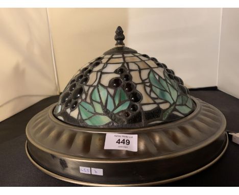A LARGE TIFFANY STYLE GRAPE DESIGN LEADED GLASS LIGHT FITTING CEILING ROSE 36CM 
