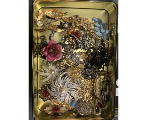 A TIN OF ASSORTED RETRO AND VINTAGE STYLE BROOCHES 