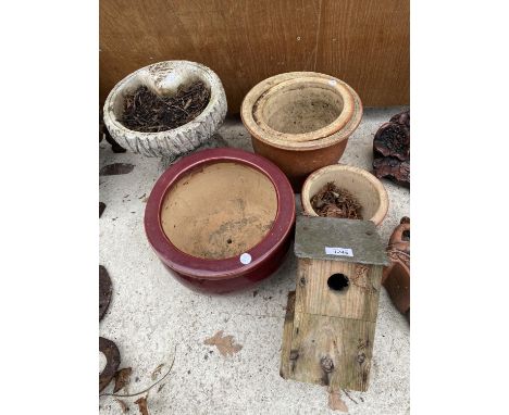 A COLLECTION OF GARDEN ITEMS TO INCLUDE CERAMIC GARDEN POTS, BIRD BOX AND BIRD BATH 
