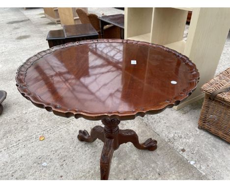 A CHIPPENDALE STYLE PIE CRUST TRIPOD TABLE, 28" DIAMETER 