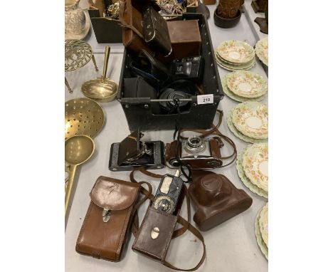 AN ASSORTMENT OF VINTAGE CAMERAS TO INCLUDE AN EARLY KODAK MODEL, RETINETTE ETC 