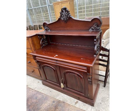 A VICTORIAN STYLE MAHOGANY CHIFFONIER WITH TWO DRAWERS AND CUPBAORDS TO THE BASE, THE UPPER PORTIION WITH SHELF AND PIERCED F