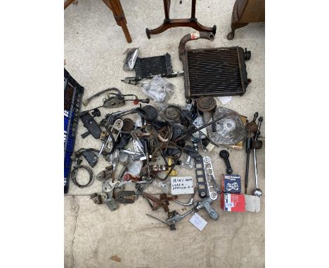 A LARGE QUANTITY OF VINTAGE CAR PARTS TO INCLUDE OIL FILTERS, GEAR KNOBS AND MIRRORS ETC 