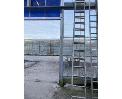 A LARGE EXTENDABLE ALLUMINIUM LADDER (16 RUNGS PER SECTION) 
