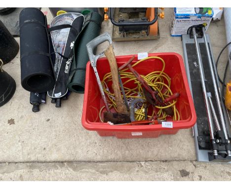 AN ASSORTMENT OF TOOLS TO INCLUDE AN AXE, A VINTAGE DRILL AND A LENGTH OF CABLE ETC 