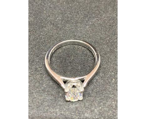 AN 18 CARAT WHITE GOLD DIAMOND RING HALLMARKED IN THE UK AS 18 CARAT TOTAL GOLD WEIGHT 3.5 GRAMS DIAMOND WEIGHT 1.01 CARATS S