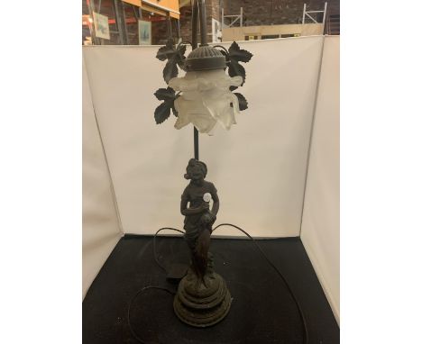 A VINTAGE TABLE LAMP IN THE FORM OF A LADY TO INCLUDE A GLASS FLOWER SHADE AND FURTHER FLORAL DETAIL 