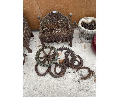 A COLLECTION OF VINTAGE CAST ITEMS TO INCLUDE HORSE SHOES, COGS AND A FIRE GRATE 