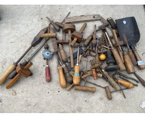 AN ASSORTMENT OF VINTAGE WOOD WORK TOOLS TO INCLUDE CHISELS, DRILL BITS AND MARKERS ETC 