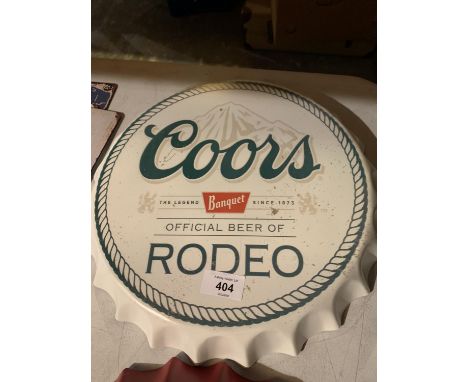 A VINTAGE GARAGE RETRO 'COORS LIGHT' HANGING WALL BEER BOTTLE CAP DISPLAY SIGN 35 CM 