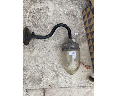 A VINTAGE OUTSIDE LIGHT 