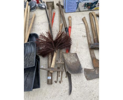 AN ASSORTMENT OF VINTAGE GARDEN TOOLS TO INCLUDE SPADE, HOE AND CHIMNEY SWEEP BRUSH ETC 