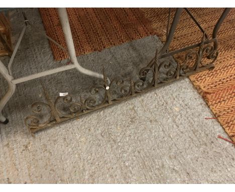 AN ORNATE CAST IRON RAILING TOP 