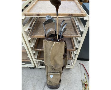 A SET OF VINTAGE GOLF CLUBS TO INCLUDE GOLF BAGS 