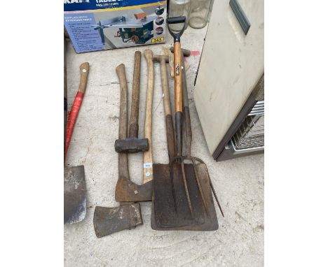 AN ASSORTMENT OF VINTAGE GARDEN TOOLS TO INCLUDE SHOVELS, FORKS AND AXES ETC 